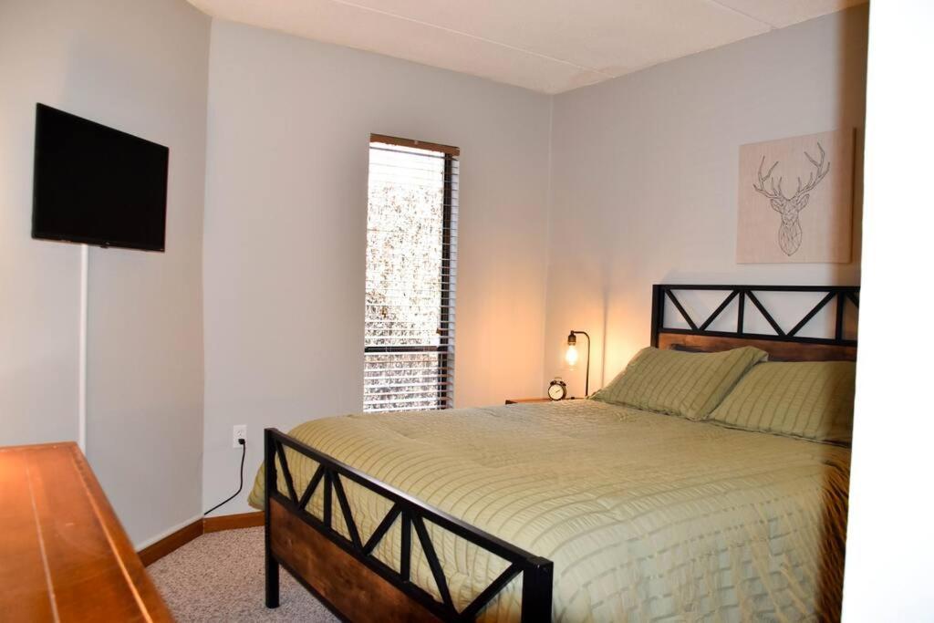 Appartamento Cozy Mountain Getaway! Mountain Views! 2 Bed, 2 Bath, Sleeps 6 Gatlinburg Esterno foto