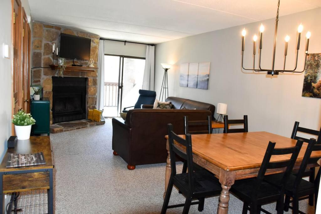 Appartamento Cozy Mountain Getaway! Mountain Views! 2 Bed, 2 Bath, Sleeps 6 Gatlinburg Esterno foto