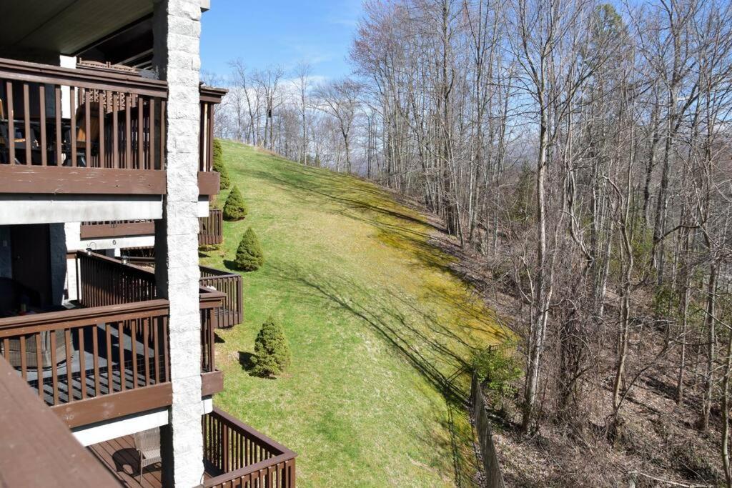 Appartamento Cozy Mountain Getaway! Mountain Views! 2 Bed, 2 Bath, Sleeps 6 Gatlinburg Esterno foto