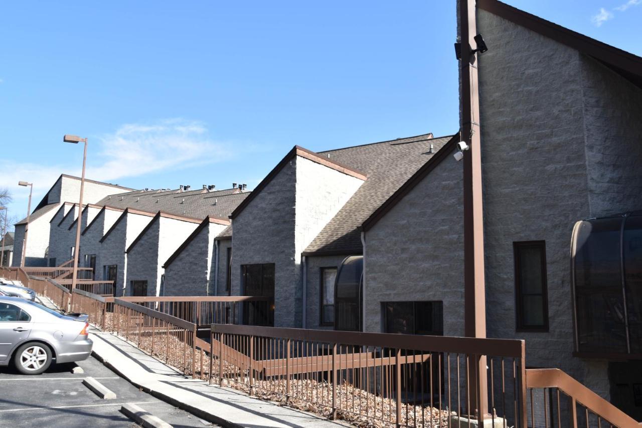 Appartamento Cozy Mountain Getaway! Mountain Views! 2 Bed, 2 Bath, Sleeps 6 Gatlinburg Esterno foto