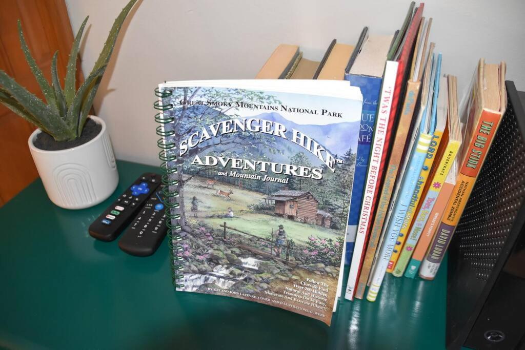 Appartamento Cozy Mountain Getaway! Mountain Views! 2 Bed, 2 Bath, Sleeps 6 Gatlinburg Esterno foto