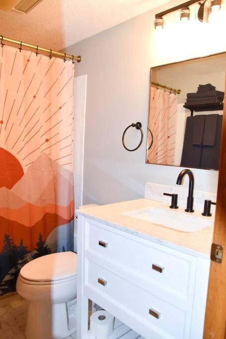 Appartamento Cozy Mountain Getaway! Mountain Views! 2 Bed, 2 Bath, Sleeps 6 Gatlinburg Esterno foto