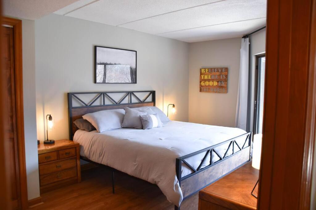 Appartamento Cozy Mountain Getaway! Mountain Views! 2 Bed, 2 Bath, Sleeps 6 Gatlinburg Esterno foto