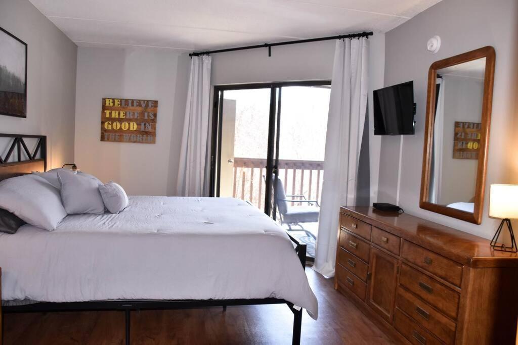 Appartamento Cozy Mountain Getaway! Mountain Views! 2 Bed, 2 Bath, Sleeps 6 Gatlinburg Esterno foto