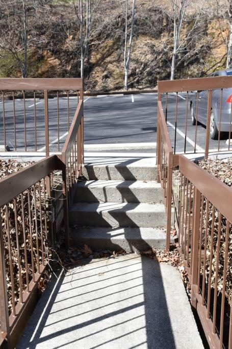 Appartamento Cozy Mountain Getaway! Mountain Views! 2 Bed, 2 Bath, Sleeps 6 Gatlinburg Esterno foto