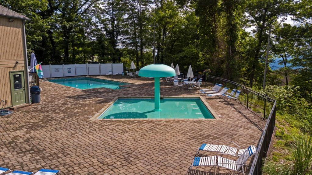 Appartamento Cozy Mountain Getaway! Mountain Views! 2 Bed, 2 Bath, Sleeps 6 Gatlinburg Esterno foto